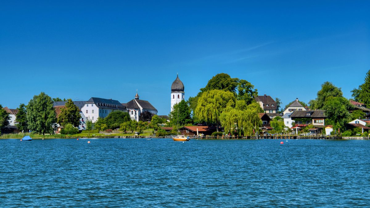 Chiemsee Fraueninsel — Schifffahrt und Klosterbesuch mit dem Deutschlandticket ab Prien