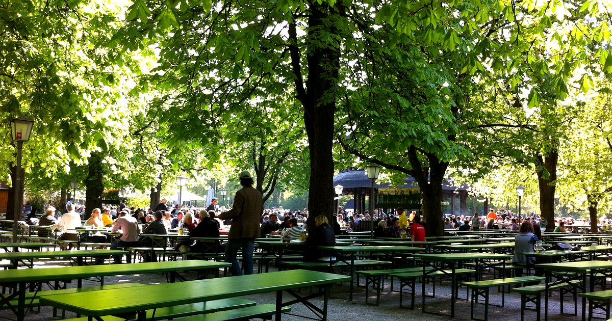 Biergarten am Chinesischen Turm im Münchner Englischen Garten