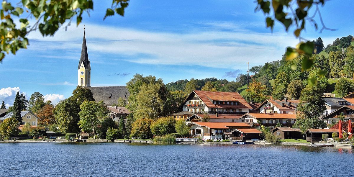 Schliersee in den bayerischen Alpen — Rundwanderung mit dem Deutschlandticket ab München