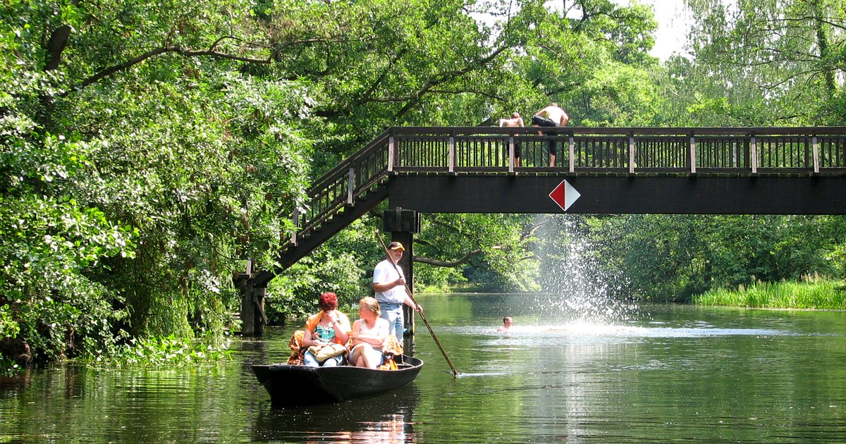 Idyllische Fließlandschaft im Spreewald mit Kahn